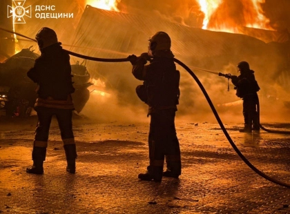 Терміново: РФ атакувала резервуар з олією на Одещині — масштабна пожежа та евакуація