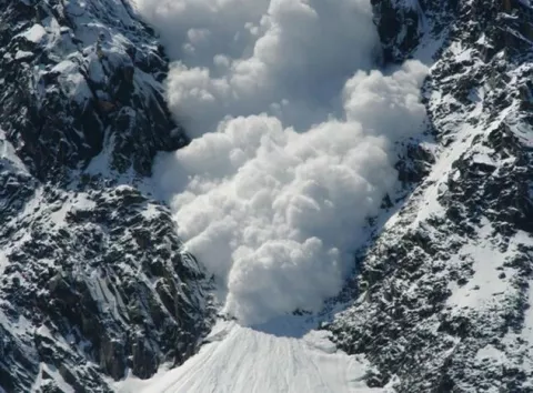 У Карпатах - лавини, в містах - ожеледь: прогноз погоди в Україні на неділю