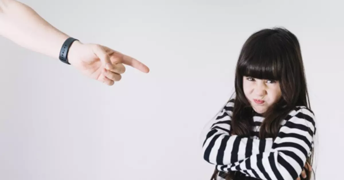 Змушуєш дитину вибачатися? Це може зруйнувати її самооцінку