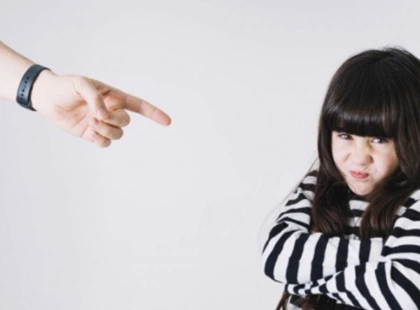 Змушуєш дитину вибачатися? Це може зруйнувати її самооцінку