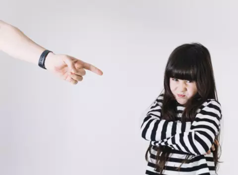 Змушуєш дитину вибачатися? Це може зруйнувати її самооцінку